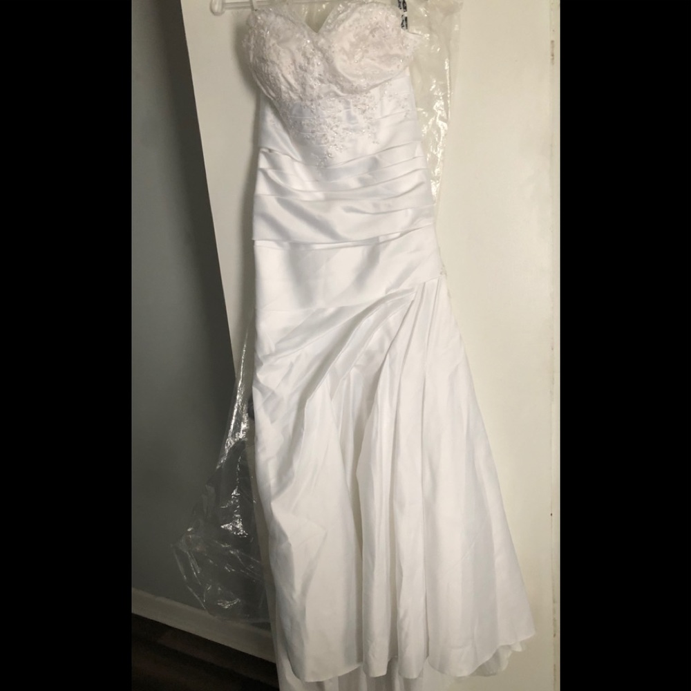 Beautiful Dress new never used  (Juliet)